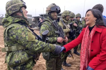 லத்வியாவில் இருக்கும் கனேடிய துருப்புக்களை சந்தித்த பாதுகாப்பு அமைச்சர்!