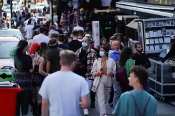 பொதுமுடக்கம் தளர்வு; இங்கிலாந்தில் படையெடுத்த மக்கள் கூட்டம்