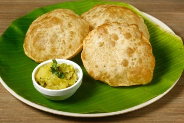 பூரி உருளைக்கிழங்கு பிரியரா? அடிக்கடி சாப்பிட்டால் என்ன ஆகும் தெரியுமா?