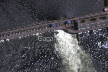 වේල්ලක් පුපුරා යාමෙන් ගම්මාන 80ක් යටවෙයි. (VIDEO)