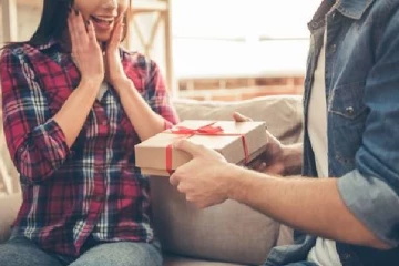 மூன்று பிள்ளைகளின் தாயுடன் காதல் ; பரிசளிக்க திருட்டில் ஈடுபட்ட 18 வயது இளைஞன்