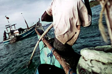 முல்லைத்தீவு கடற்பகுதியில் மிதந்து வந்த மர்மப் பொதியால் பீதியடைந்த மீனவர்கள்!