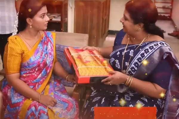 Siragadikka Aasai: மீனாவை விழுந்து விழுந்து கவனிக்கும் விஜயா... இந்த திடீர் மாற்றம் ஏன்? | Siragadikka Aasai Vijaya Sudden Change Meena Shock