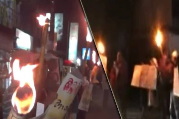 இரவு வேளையில் தீப்பந்தங்களுடன் வீதிக்கு இறங்கிய மக்கள்