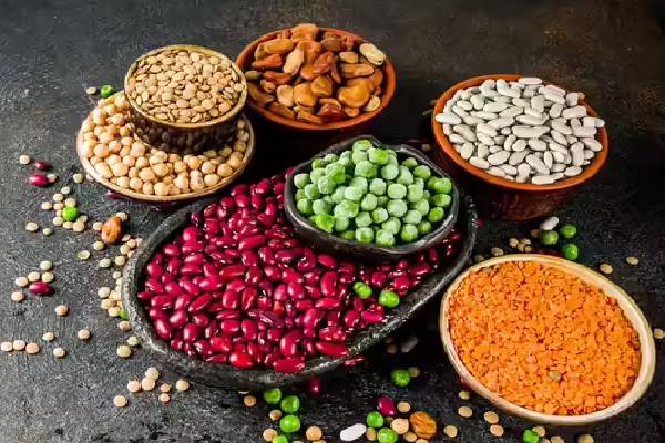மாதவிடாய் வலியால் அவதிப்படுகிறீர்களா? இந்த உணவுகளை சாப்பிட மறந்துடாதீங்க! | Foods To Eat During Menstruation In Tamil