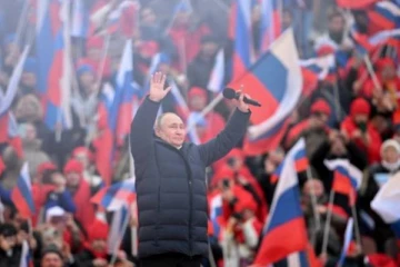 பிரமாண்ட பொதுக்கூட்டத்தில் மக்கள் முன் தோன்றிய புடின்! பாராட்டி பேசிய பலர்