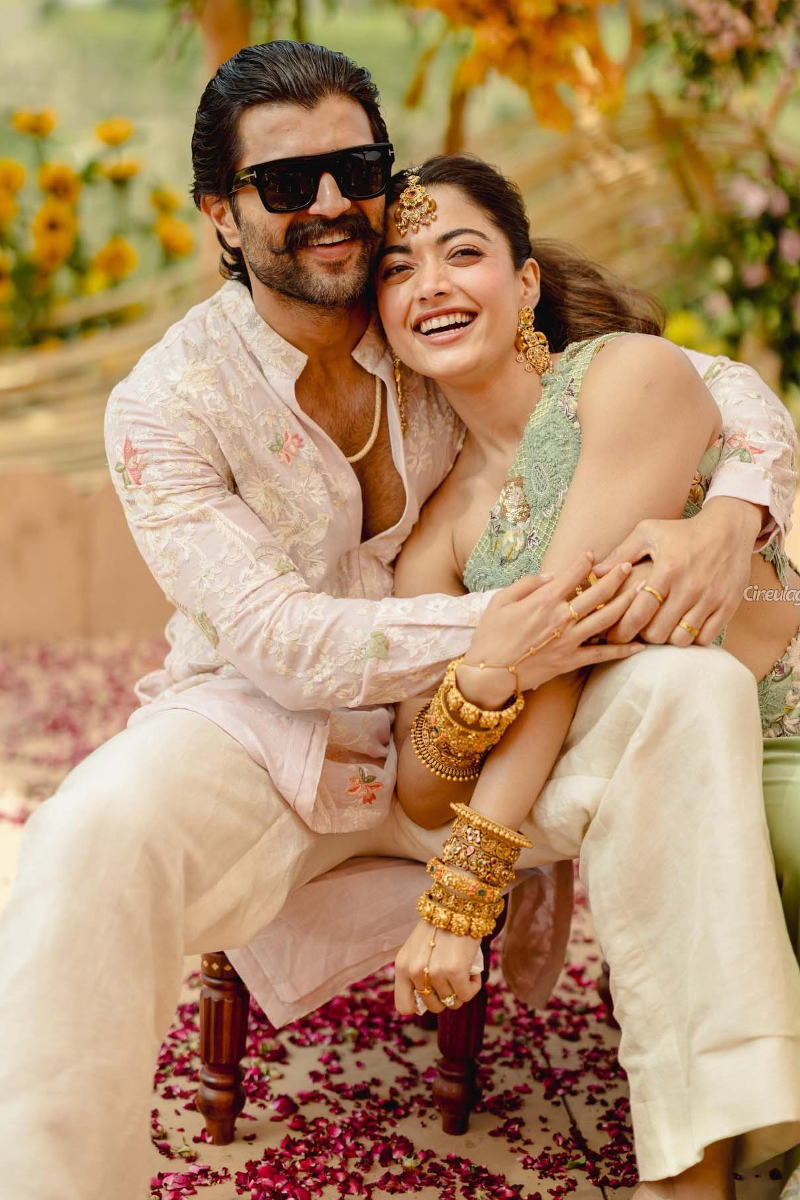 ஹல்தி நிகழ்வில் கிழிந்த ராஷ்மிகாவின் ஆடை... இப்படியொரு ரகளை நடந்ததா? | Rashmika Vijay Devarakonda Haldi Photos Viral