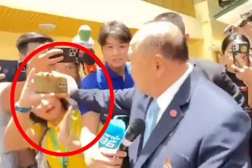 பொதுவெளியில் பெண் பத்திரிகையாளரை அறைந்த அரசியல்வாதி!