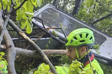 ஆரம்பித்து ஒரே வாரத்தில் அறுந்து விழுந்த கேபிள் கார் ; 4 பேர் பலி