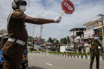 கசிப்பு வியாபாரியிடம் கைநீட்டிய பொலிஸாருக்கு நடந்த தரமான சம்பவம்!