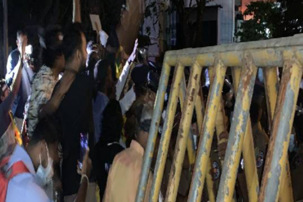 அலரி மாளிகையை முற்றுகையிட்ட மக்கள்: போராட்டத்தால் பெரும் பரபரப்பு | People Besieging Allari House Struggle