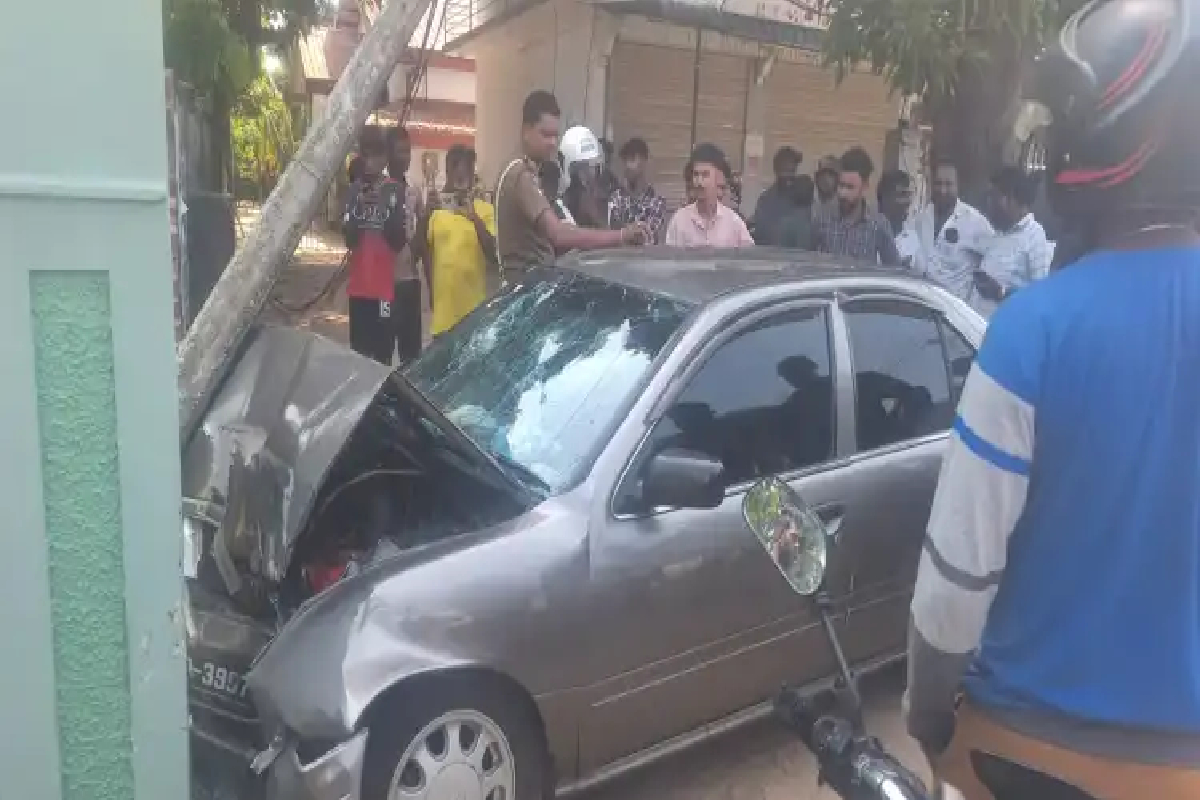 பெரியகல்லாறு விபத்தில் சிறுவன் உட்பட நான்கு பேர் காயம் | 4Injured Including A Boy In Periyakallaru Accident