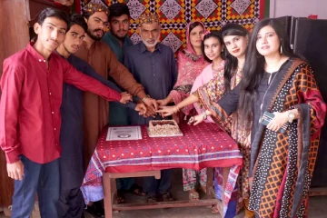 ஒரே நாளில் 9 பேருக்கு பிறந்தநாள்; குடும்பம் அரிய சாதனை - அதிசயம் ஆனால் உண்மை!