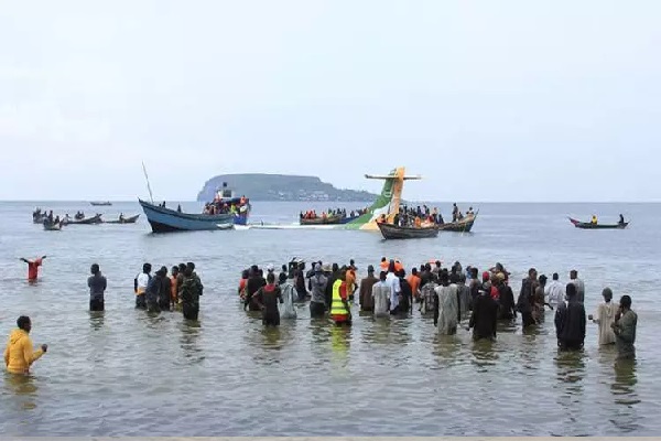 ஏரியில் விழுந்தது பயணிகள் விமானம் -19 பேர் பலி பலர் மாயம் -தேடுதல் தீவிரம் | Tanzanian Precision Air Plane Crashes