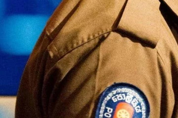 பொலிஸ் உத்தியோகத்தர்கள் போன்று நடித்து கொள்ளையிட்ட 10 பேர்!