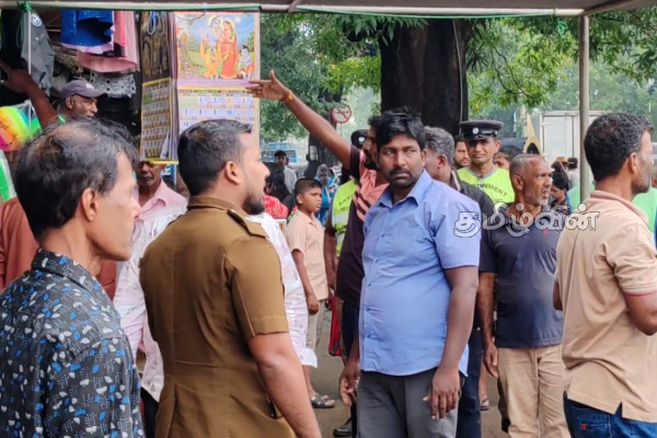 வவுனியாவில் வீதியோர வியாபார நடவடிக்கையை கட்டுப்படுத்த மாநகரசபை நடவடிக்கை | Action To Crack Down On Street Trading Activities