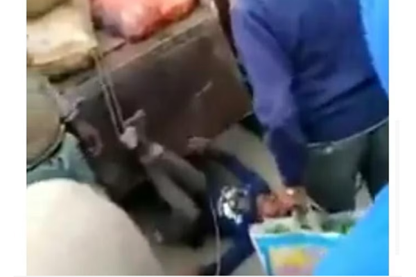 திருட்டு குற்றச்சாட்டு: சிறுவர்களை லாரியில் கட்டி இழுத்துச் சென்ற கொடூரம்! | Minor Boys Dragged By Truck On Suspicion Of Theft