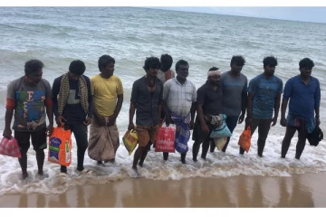 கைது செய்யப்பட்ட தமிழக கடற்தொழிலாளர்கள் 22 பேர் பாம்பன் துறைமுகத்தை அடைந்தனர்