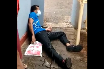 மழையில் நனைந்தபடி கீழே விழுந்து வலிப்பால் அவதியுற்ற நபர்! வைரலாகும் காணொளி