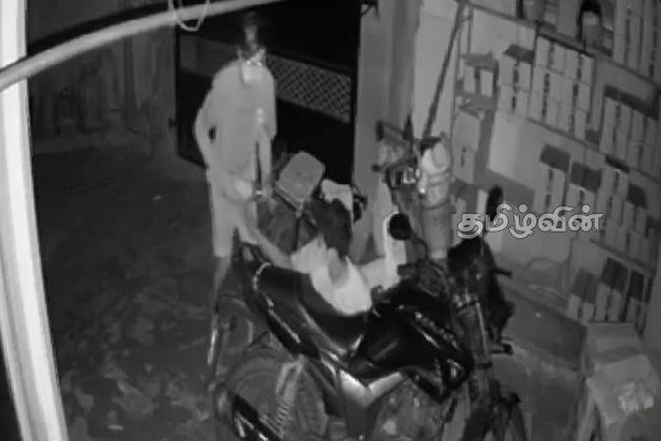 யாழில் வீட்டினுள் புகுந்து பெட்ரோல் திருட்டு: இணையத்தில் பரவும் காணொளி(Photo) | Video Petrol Theft Going Viral On The Internet