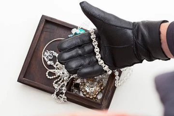 சொந்த வீட்டில் நகை திருட்டில் ஈடுபட்ட 2 பேர் கைது