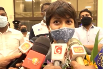 அரசியலுக்கு வருவாரா “மெனிக்கே மகே ஹித்தே” பாடகி யொஹானி?விமான நிலையத்தில் வைத்து கூறிய பதில்