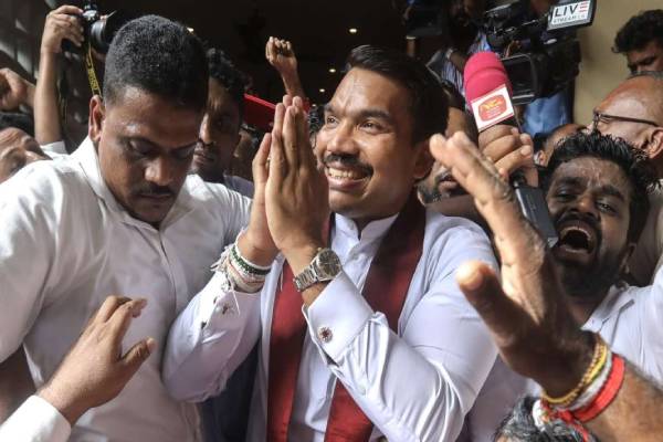 நாமல் ராஜபக்சவின் சட்டக் கல்லூரிக்கான நுழைவு அனுமதி! வெளிவரும் மோசடிகள் | No Degree Certificate In Namals Law College File