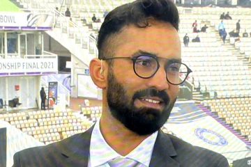 கமெண்ட்ரியில் பட்டையை கிளப்பும் தினேஷ் கார்த்தி! கொண்டாடும் நெட்டிசன்கள்