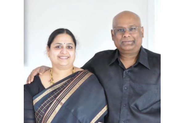 பிக்பாஸில் கலக்கிய பிரபலம் சுரேஷ் சக்ரவர்த்தி மனைவியை பார்த்துள்ளீர்களா?- இதோ பாருங்க | Bb Fame Suresh Chakravarthy Wife Unseen