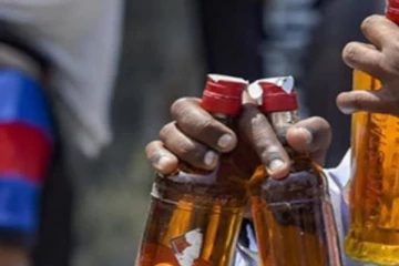 නීති විරෝධී මත්පැන් පානය කළ අට දෙනෙකු මරුට...!