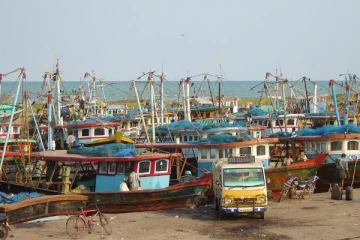 தமிழக மீனவர்களின் 105 படகுகள் பகிரங்க ஏலத்திற்கு!!