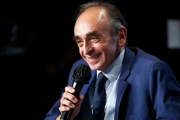 ஊடகவியலாளர்களை நோக்கி துப்பாக்கியை நீட்டிய பிரான்ஸ் ஜனாதிபதி வேட்பாளர்: எழுந்துள்ள கடும் கண்டனம்