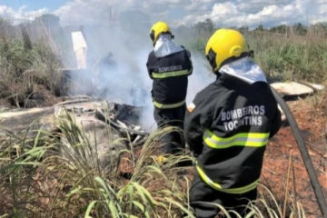 புறப்பட்ட சில நொடிகளில்... விழுந்து நொறுங்கிய விமானம்: விமானி உட்பட அனைவரும் பலி