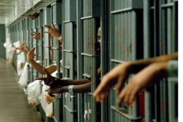 நிரம்பி வழியும் இலங்கை சிறைச்சாலைகள் ; நீதி அமைச்சு வெளிப்படுத்திய தகவல்