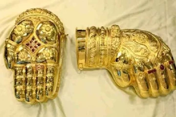 திருப்பதியானுக்கு  5.3 கிலோ எடையில்   தங்கக்கைகள் காணிக்கை செய்த பக்தர்!