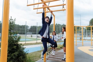 கனேடிய பாடசாலை சீருடைகளில் இப்படியொரு ஆபத்தா? எச்சரிக்கை