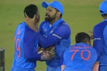 ஏன் நீ கேட்கல? தினேஷ் கார்த்திக்கின் கழுத்தை நெறித்த ரோகித் சர்மா! வைரலாகும் வீடியோ