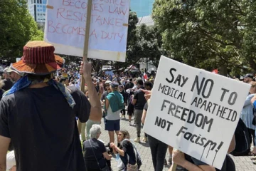 கொட்டும்  மழையையும் பொருட்படுத்தாமல் நியூசிலாந்தில் போராட்டம்