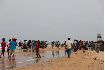 கடலில் நீராட சென்ற ஒரே குடும்பத்தை சேர்ந்த மூன்று இளைஞர்கள் மாயம் (Photos)