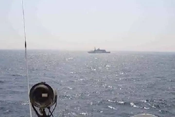 ஈரான் ரோந்து கப்பல்கள் துப்பாக்கிச்சூடு நடத்தி விரட்டியடித்த அமெரிக்கா!