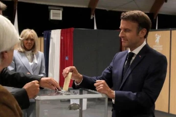 அறுதிப் பெரும்பான்மையை இழக்கும் பிரான்ஸ் ஜனாதிபதி இமானுவல் மேக்ரான்