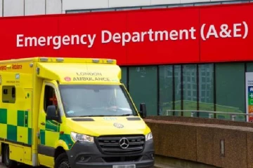 பிரித்தானிய மருத்துவமனைகளில் ஸ்தம்பிக்கும் அவசரப்பிரிவு: சிறார்கள் தரையில் படுக்கவைக்கும் பரிதாபம்