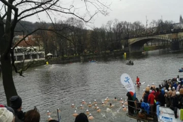 5 டிகிரி செல்சியஸ் குளிரில் நீச்சலடித்து மகிழ்ந்த ஆண்கள், பெண்கள்!