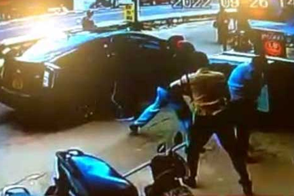 வங்கி கொள்ளை சம்பவம் தொடர்பில் மொட்டு கட்சி உறுப்பினர் கைது! | Man Arrested Attempte Robbery In Private Bank
