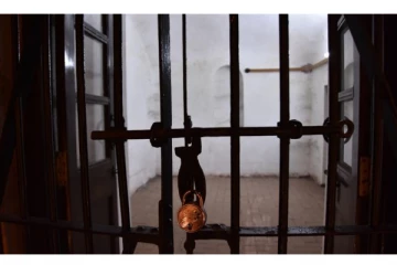 பெண் போலீசிடம் உடைகளை கழற்றி நிர்வாணமாக கலாட்டா செய்த ஆசாமியால் பரபரப்பு! அடுத்து நடந்தது என்ன?