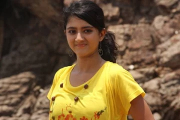 சில்லுனு ஒரு காதல் நடிகை ஸ்ரேயா ஷர்மாவா இது?- படு குண்டாகி ஆளே மாறிவிட்டாரே