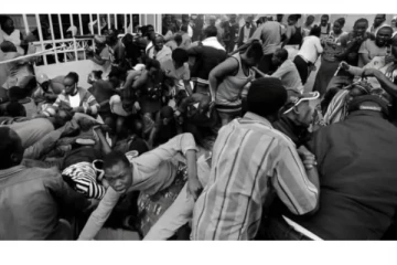 பசியின் கோர தாண்டவம்.. உணவு வாங்க முண்டியடித்த மக்கள் - கூட்ட நெரிசலில் சிக்கி 67 பேர் பலி!