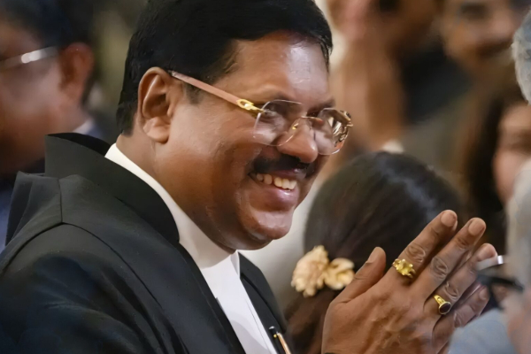 பிரதம நீதியரசர் மீது பாதணியை வீசிய சட்டத்தரணி - பரபரப்பு சம்பவம்: மோடி கண்டனம் | Shoe Thrown At India S Top Judge In Religious Row