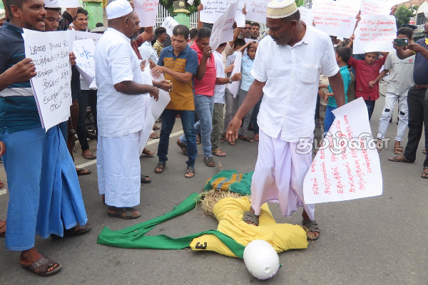 ரவூப் ஹக்கீமின் வருகையை கண்டித்து சாய்ந்தமருதில் போராட்டம்: கொடும்பாவிகளும் எரிக்கப்பட்டன (Photos) | Saainthamaruthu Ravuphakkim Protesting