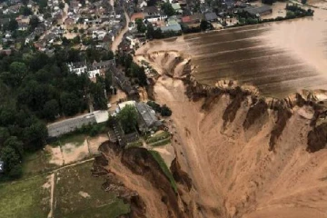 ஜெர்மனியில் வரலாறு காணாத வெள்ளத்தால் 300 மீட்டர் அகலத்தில் திடீரென உருவான ராட்சத பள்ளம்